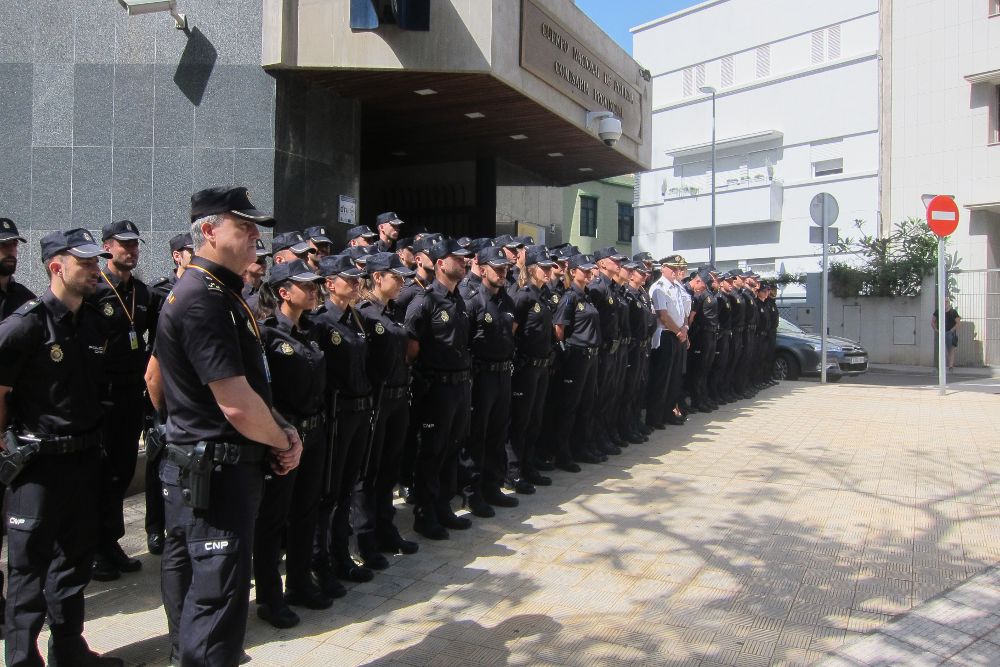 Los policias nacionales en practicas frente a la comisaría de la calle Robayna, en la capital tinerfeña.