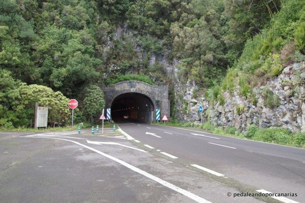 El túnel viejo presenta graves deficiencias que afectan a la seguridad.