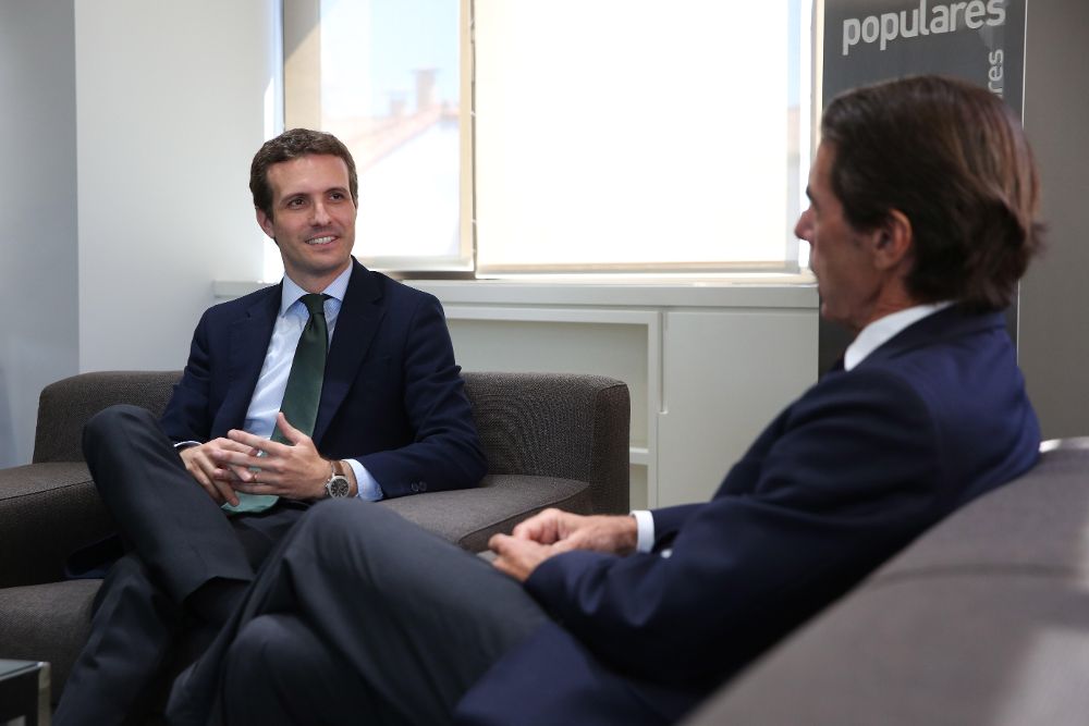 Fotografía facilitada por el Partido Popular de su presidente,Pablo Casado (iz), durante la reunión que mantuvo hoy en la sede de Génova con el expresidente del Gobierno José María Aznar. 