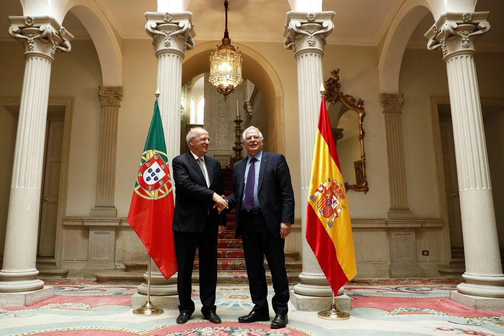 Saludo entre el ministro de Asuntos Exteriores, Josep Borrell (d), y su homólogo portugués, Augusto Santos Silva, antes de la reunión que han mantenido en Madrid, hoy en el palacio de Viana.