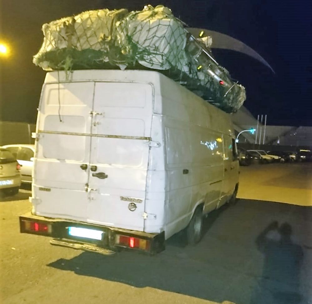 El furgón transportaba piezas de desguace de automóviles y se dirigía a Marruecos.