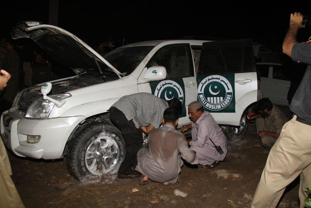 El escuadrón de eliminación de bombas inspecciona la escena de una explosión (granada improvisada) que tenía como objetivo la oficina de campaña electoral de Faisal Nadeem, un candidato de las elecciones generales del partido Mili Muslim.