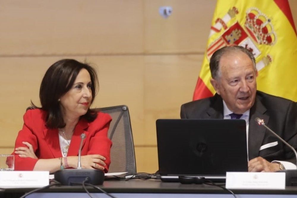 La ministra de Defensa Margarita Robles y el director del CNI Félix Sanz Roldán.