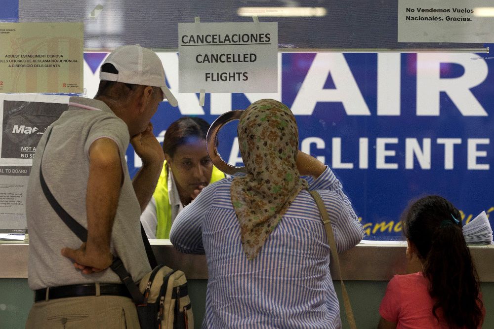 Trabajadoras del servicio de atención al cliente de Ryanair del aeropuerto de El Prat en Barcelona, informan a los usuarios de la huelga en toda España de los tripulantes de cabina de la aerolínea irlandesa. 