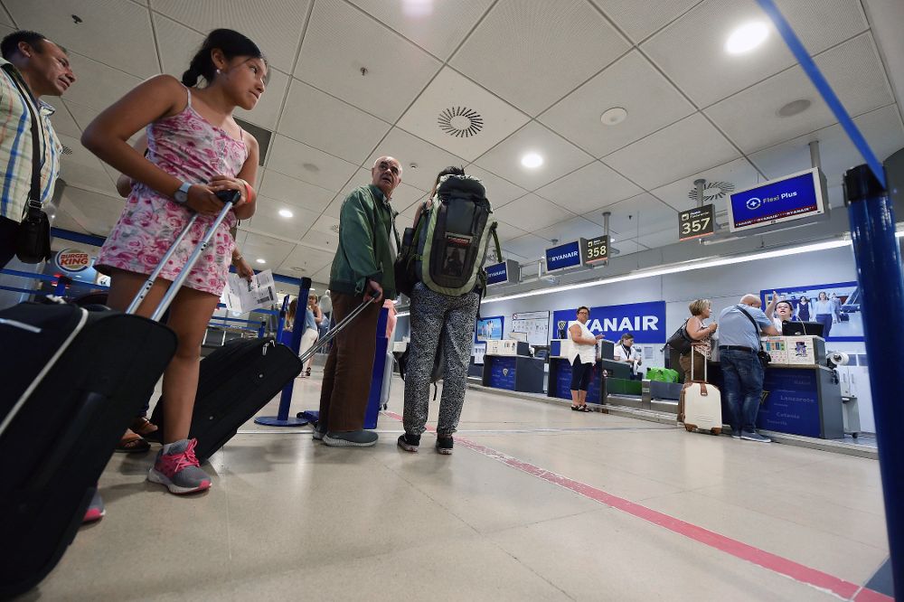 Usuarios de la aerolínea Ryanair esperan en los mostradores de facturación de la Terminal 1 del aeropuerto Adolfo Suárez Madrid-Barajas.