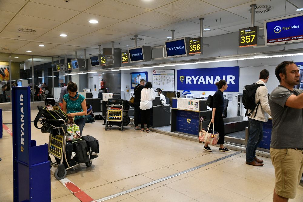 Pasajeros en el mostrador de Ryanair en el aeropuerto de Madrid-Barajas Adolfo Suárez durante la huelga de hoy.