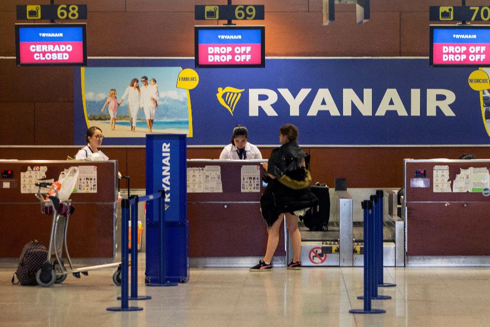 Una usuaria de la aerolínea Ryanair espera en los mostradores en el aeropuerto de El Prat en Barcelona, para recibir información de la huelga.