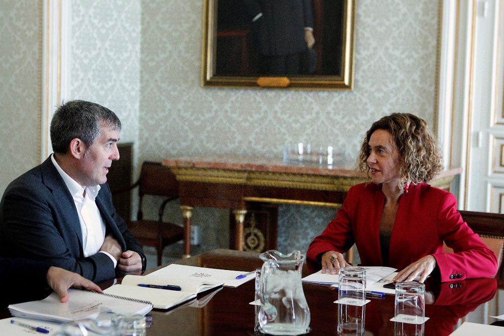 La ministra de Política Territorial, Meritxell Batet, y el presidente de Canarias, Fernando Clavijo.