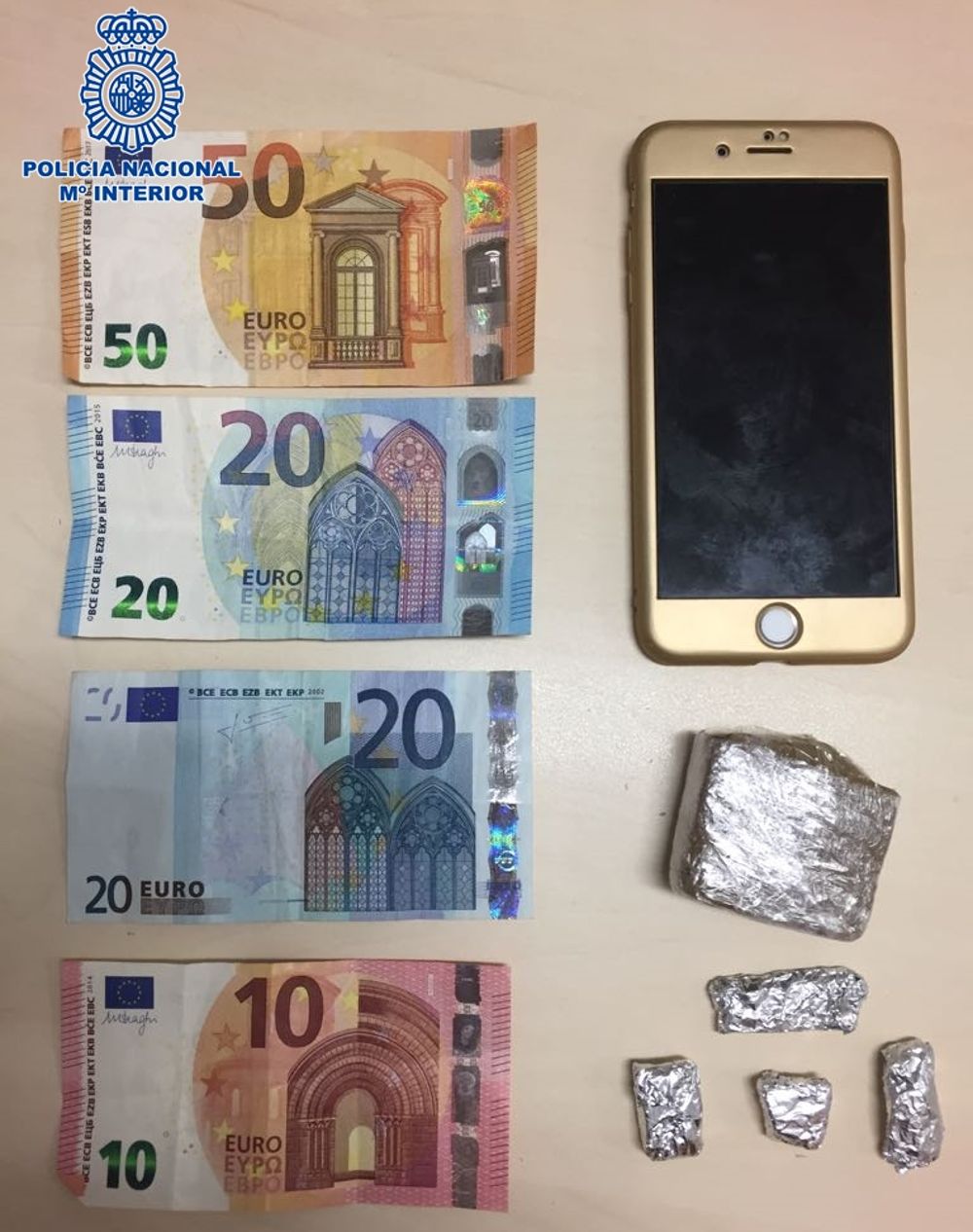 Droga, dinero y un teléfono móvil intervenidos por la Policía.