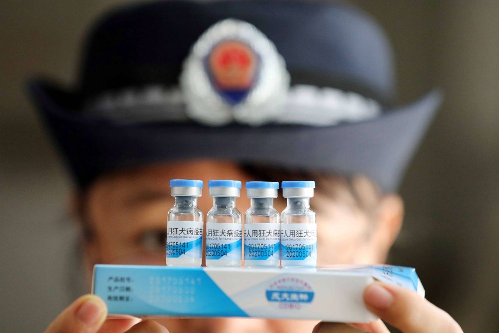 Una oficial de seguridad revisa vacunas en Rongan, China.