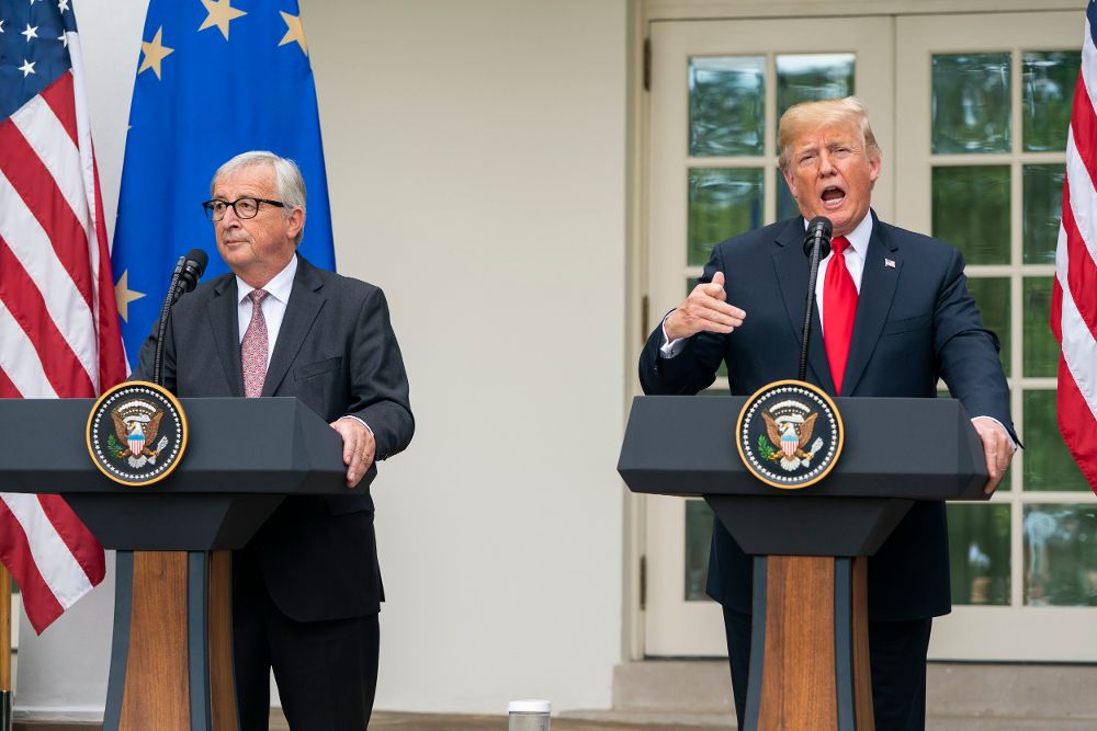 El presidente de EE.UU., Donald Trump (d), habla durante una conferencia de prensa conjunta con el presidente de la Comisión Europea, Jean-Claude Juncker, en la Casa Blanca.