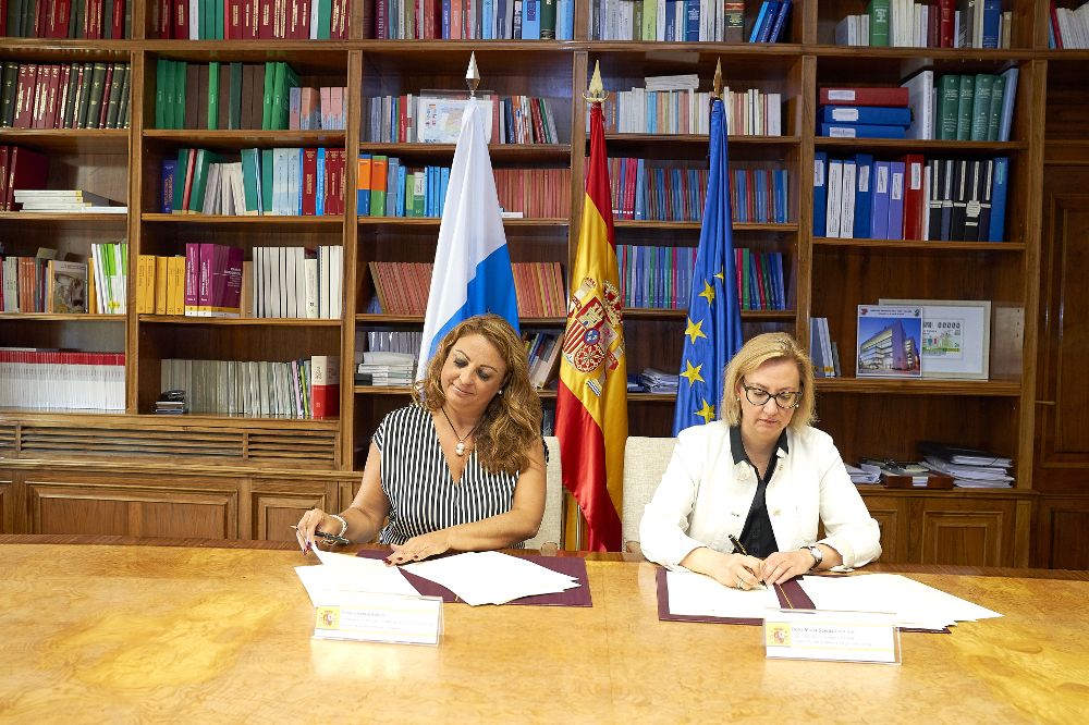 Cristina Valido (i) y Soledad Serrano firman la renovación del acuerdo.