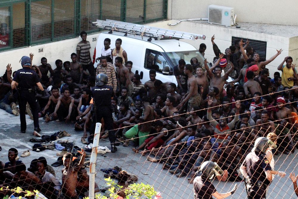 Parte de los inmigrantes subsaharianos que lograron hoy acceder a la ciudad española de Ceuta tras un salto masivo a la valla fronteriza.