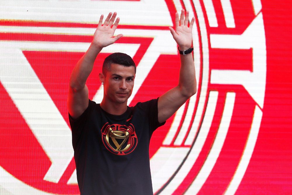El futbolista portugués del Juventus Cristiano Ronaldo saluda a sus fans durante un acto en Pekín incluido en su 'CR7 tour' anual.