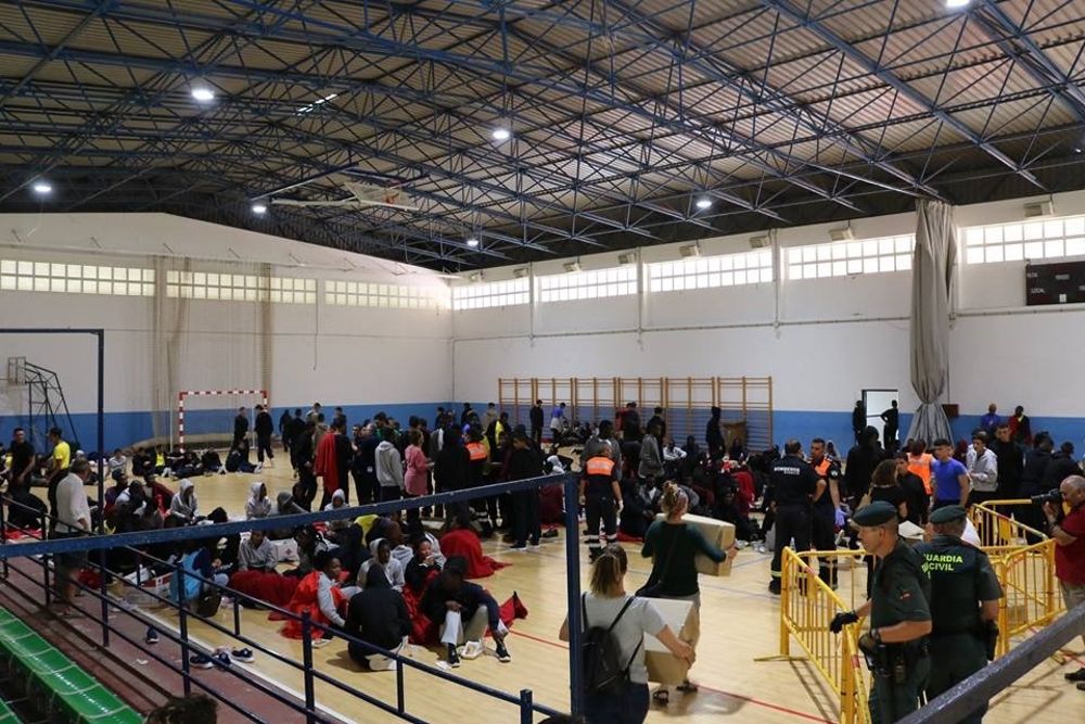 Inmigrantes acogidos en el polideportivo de Barbate. 