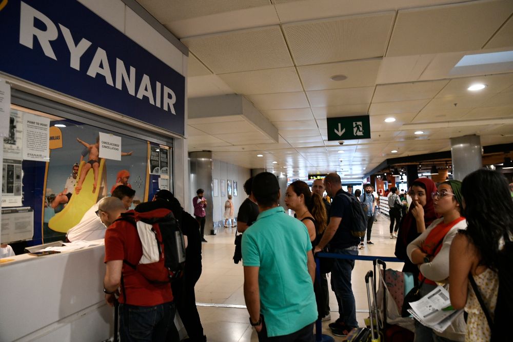 Los sindicatos protestan en el Aeropuerto de Madrid-Barajas Adolfo Suárez durante la huelga de Ryanair.