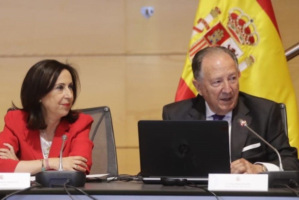 La ministra de Defensa Margarita Robles y el director del CNI Félix Sanz Roldán.