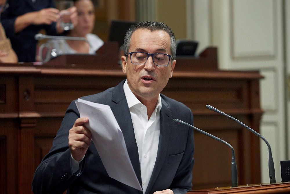 El portavoz del grupo parlamentario Nacionalista Canario, José Miguel Ruano, interviene en el Parlamento de Canarias.
