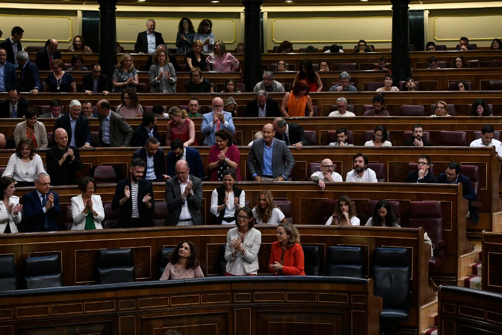 Los diputados del PSOE aplauden a la ministra de Hacienda, María Jesús Montero, tras su intervención en el pleno en el Congreso sobre los objetivos de déficit y el techo de gasto.