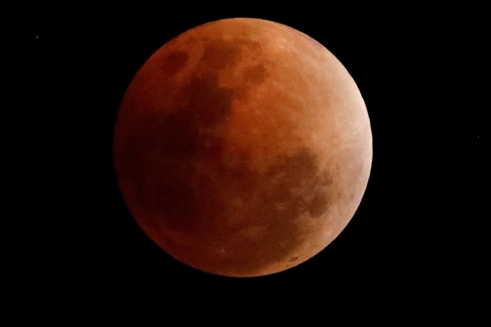 Fotografía de archivo que muestra la denominada súper Luna roja.