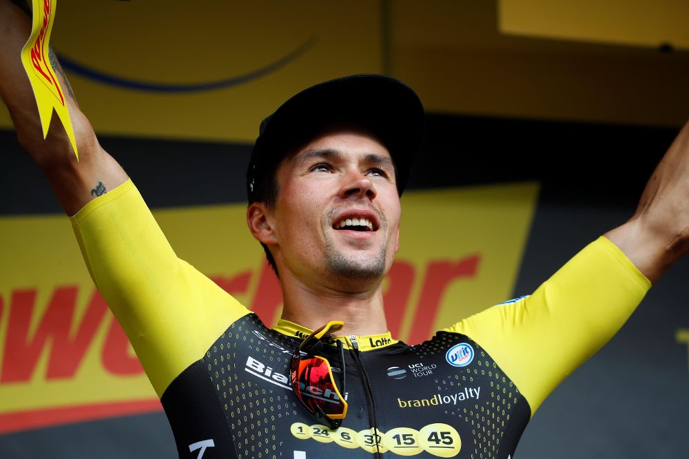El ciclista esloveno Primoz Roglic, del equipo Lotto Jumbo, celebra en el podio su victoria de la decimonovena etapa del Tour de Francia.