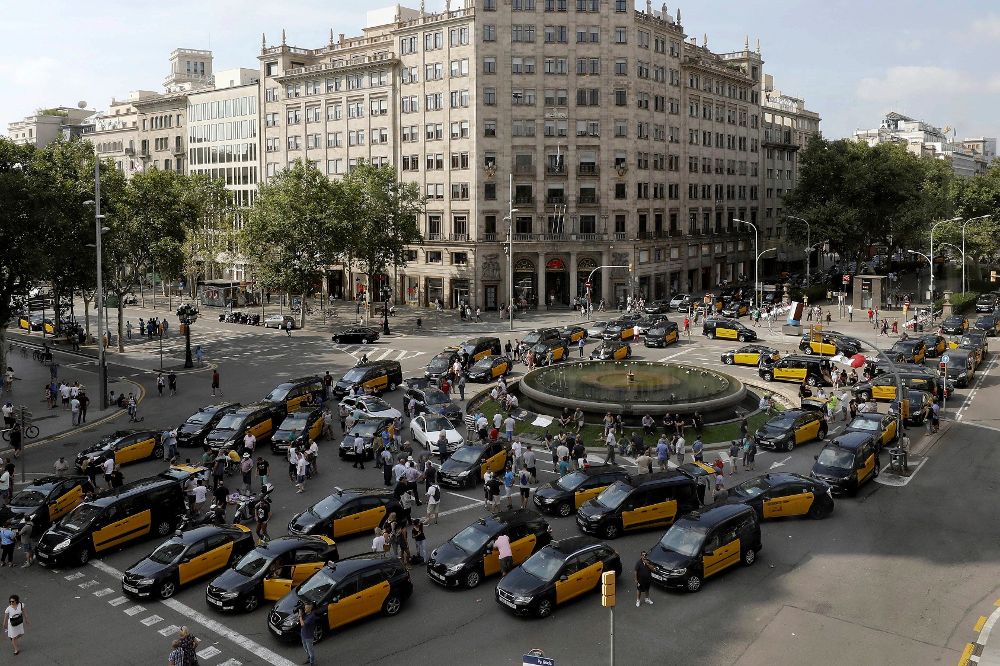 Los taxistas han vuelto esta mañana a cortar el tráfico en la Gran Vía de Barcelona, después de pasar la noche en esta misma zona. 
