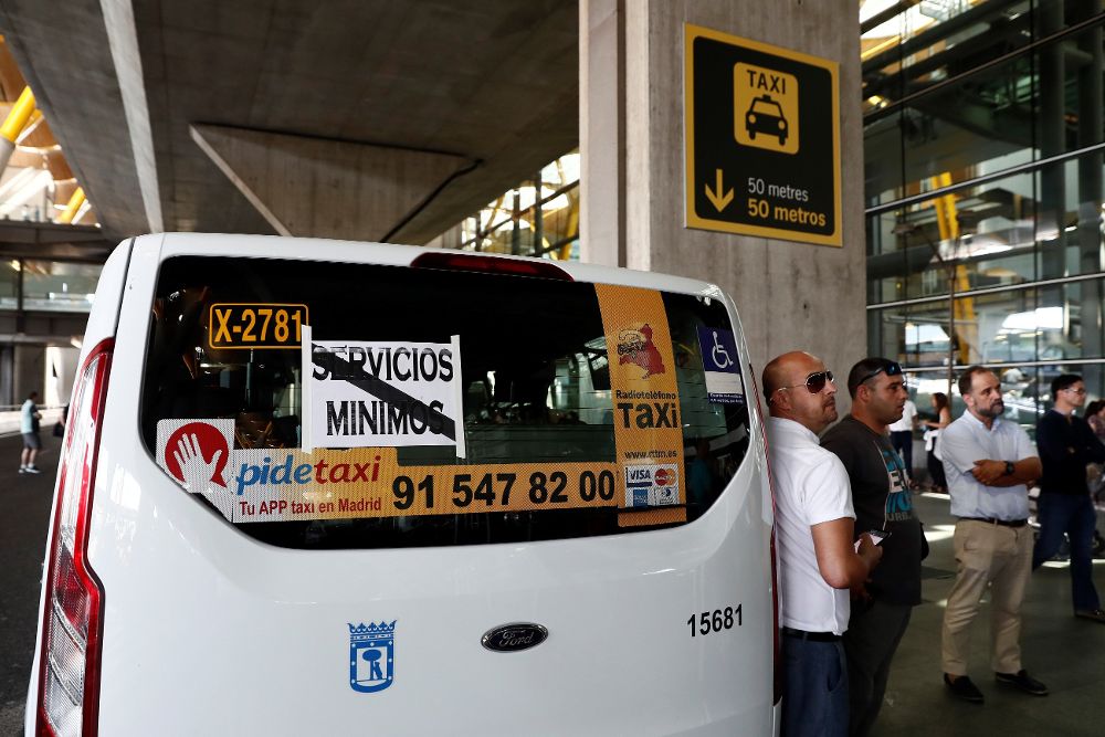 Un taxi realiza hoy servicios mínimos gratuitos para personas con discapacidad y ancianos en el aeropuerto Adolfo Suárez-Madrid Barajas. 