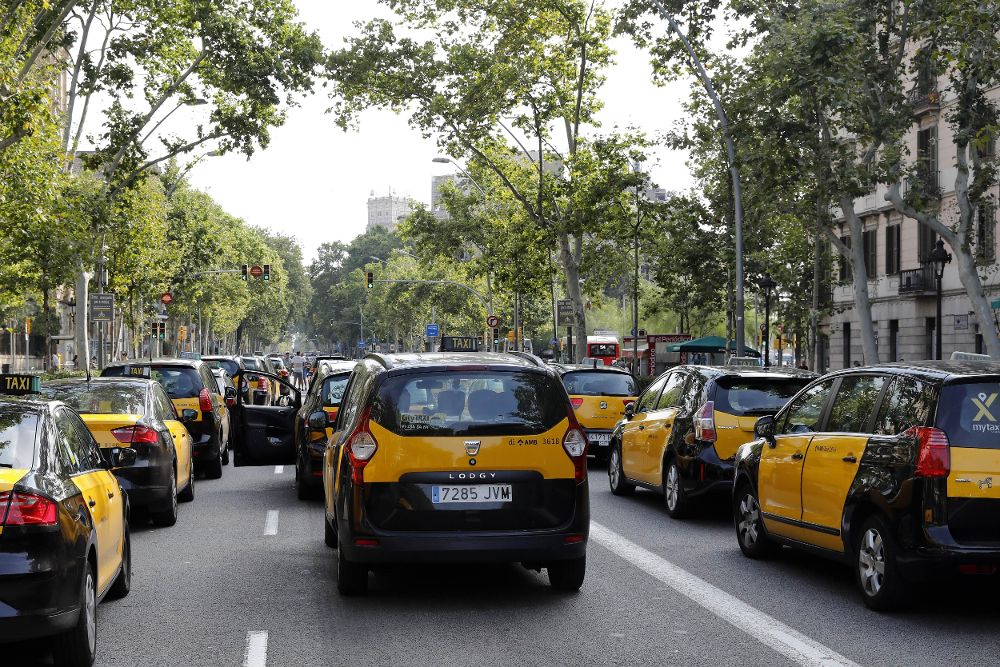 Diversos taxis ocupan la Gran Vía de les Corts Catalanes de Barcelona durante la huelga indefinida que los taxistas de Barcelona y Madrid han anunciado.