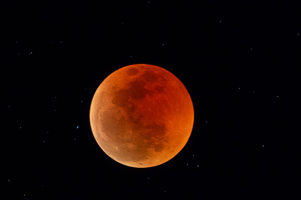 Imagen de la Luna en el máximo de la totalidad desde HESS (Namibia). Se observa una Luna Roja pero con irregularidades de brillo en su superficie.