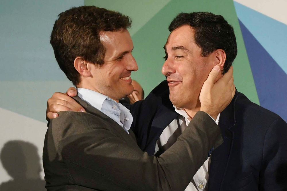 El presidente del Partido Popular, Pablo Casado (i), junto al presidente del PP de Andalucía, Juanma Moreno (d).