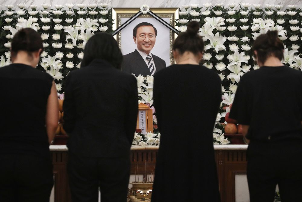 Funeral del diputado del opositor Partido Justicia Roh Hoe-chan, en un hospital de Seúl (Corea del Sur), un día después de que se tirara por la ventana de su apartamento, el pasado día 23. 