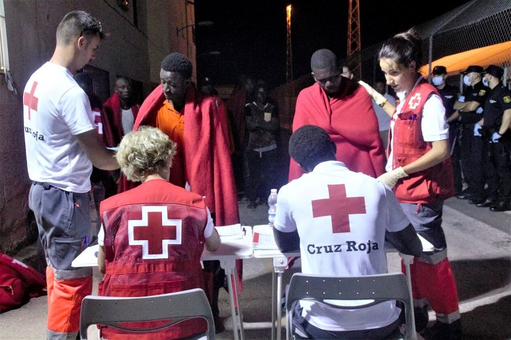 Cruz Roja atiende en el puerto de Motril (Granada) a 35 personas de origen subsahariano rescatados ayer a 27 millas de Alborán.