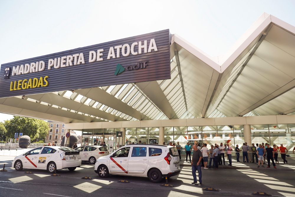 Taxis en espera en la estación de Alta Velocidad-Larga Distancia de Puerta de Atocha, en Madrid ayer.