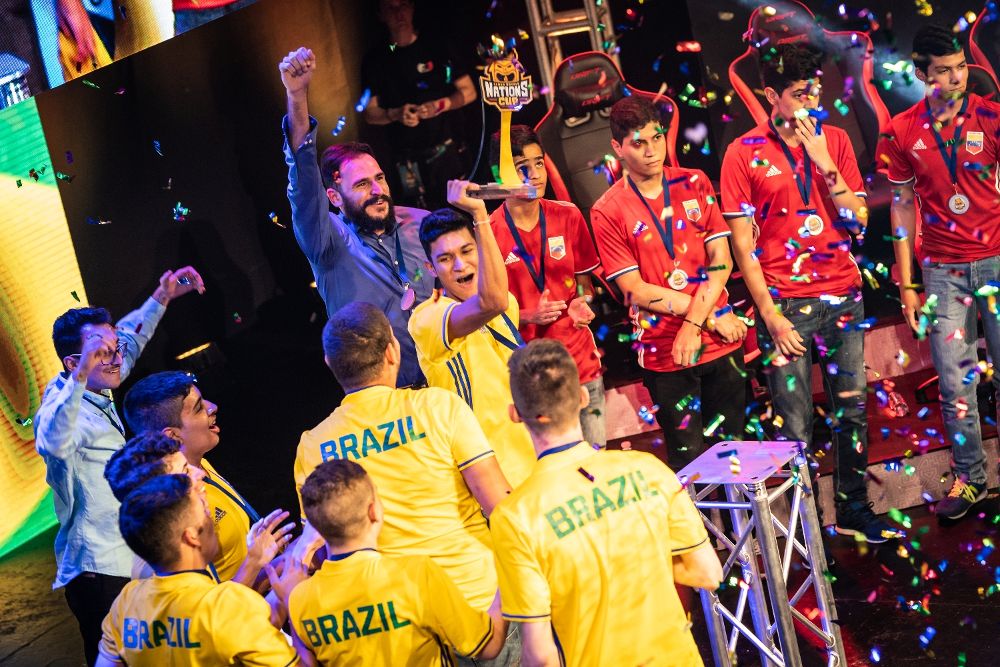La selección brasileña celebra su triunfo en el escenario.