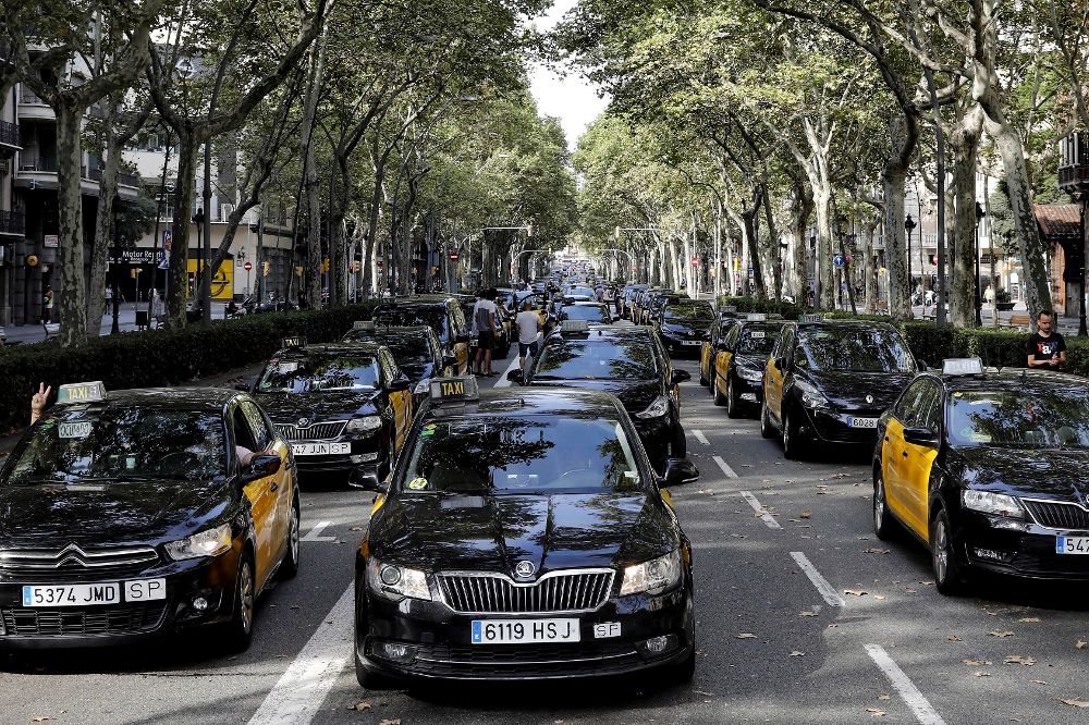 Los taxistas mantienen cortado el tráfico en la Gran Vía de Barcelona.