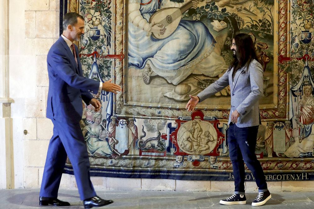 El rey y Baltasar Picornell, presidente del Parlmento balear, durante la audiencia celebrada esta mañana en el Palacio Real de la Almudaina, en Palma de Mallorca.