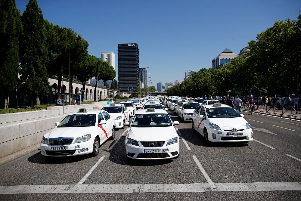 Taxistas se concentran en el Paseo de la Castellana de Madrid frente al Ministerio de Fomento.