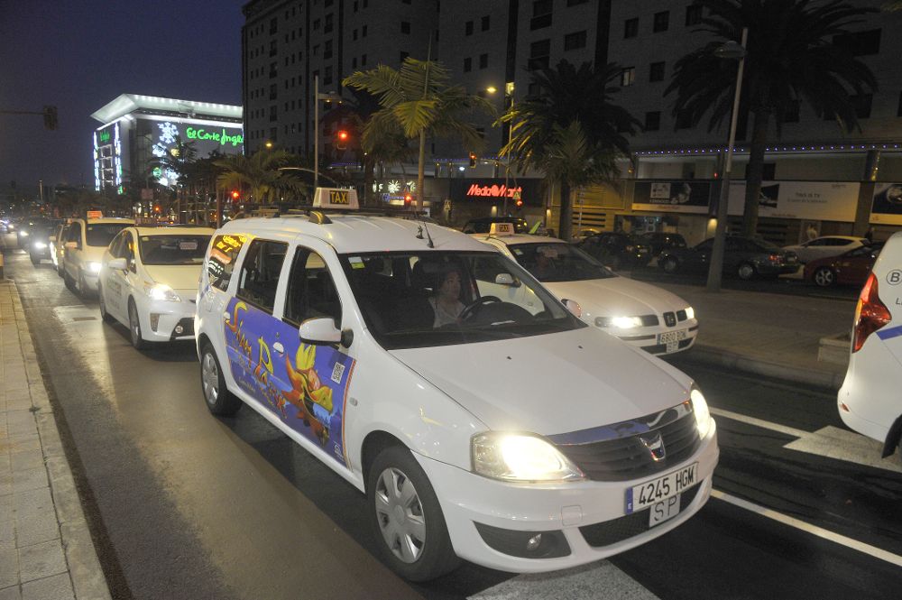 Taxis en Santa Cruz de Tenerife durante una protesta del sector.