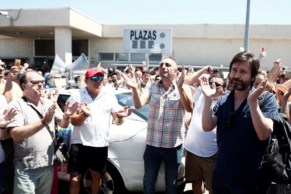 El diputado de Podemos Rafael Mayoral se dirige a los taxistas concentrados en la asamblea celebrada en las inmediaciones del aeropuerto Adolfo Suárez Madrid-Barajas.
