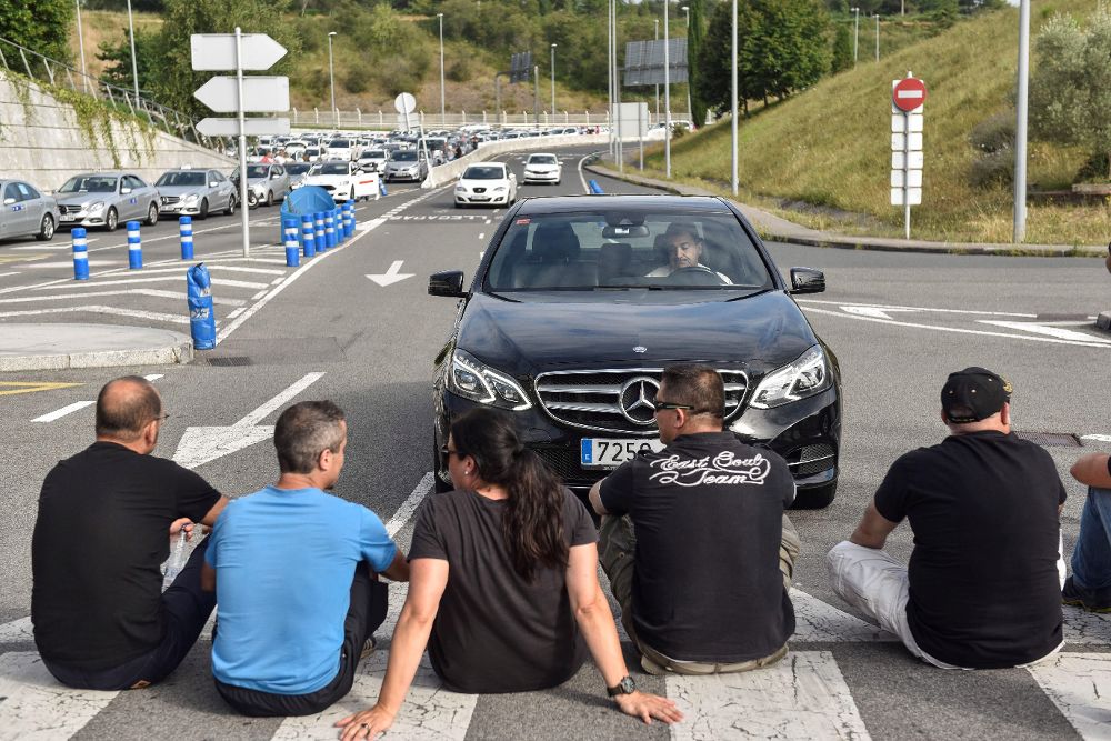 Los taxistas de Euskadi han protagonizado hoy diversos incidentes con compañeros y la Ertzaintza en el aeropuerto de Bilbao.