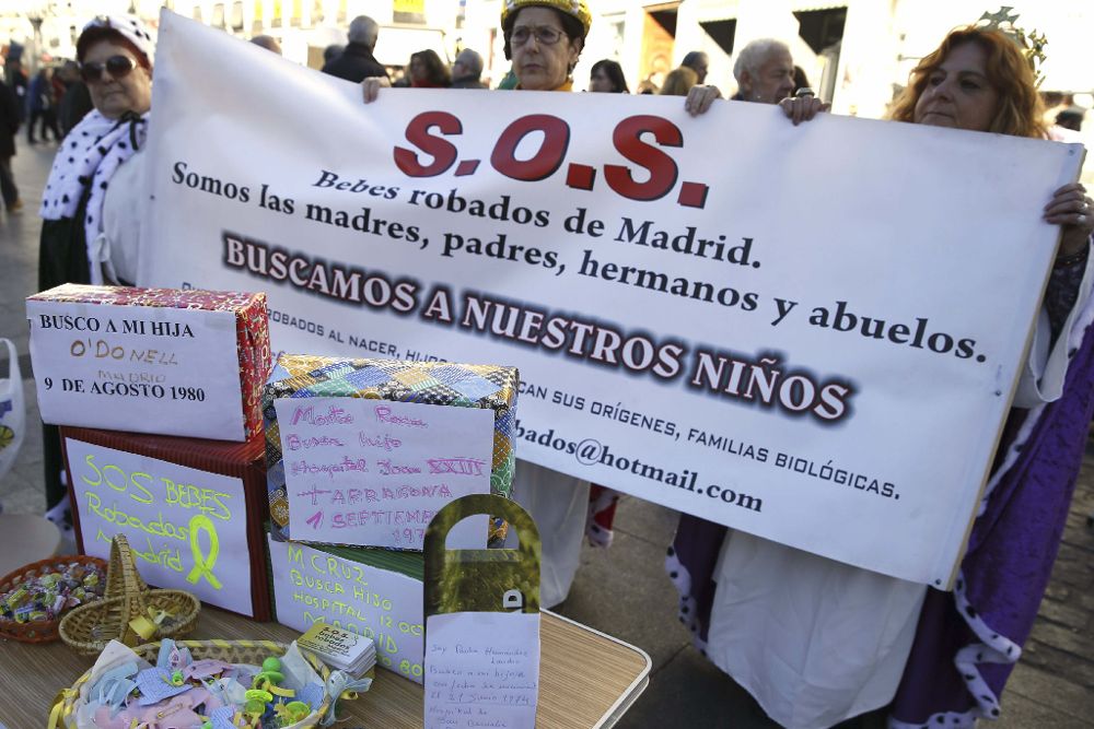 Tres madres de la asociación SOS bebés robados Madrid durante la concentración celebrada de cada primer domingo de mes en la Puerta del Sol para reivindicar que se investiguen los casos de bebés robados. 