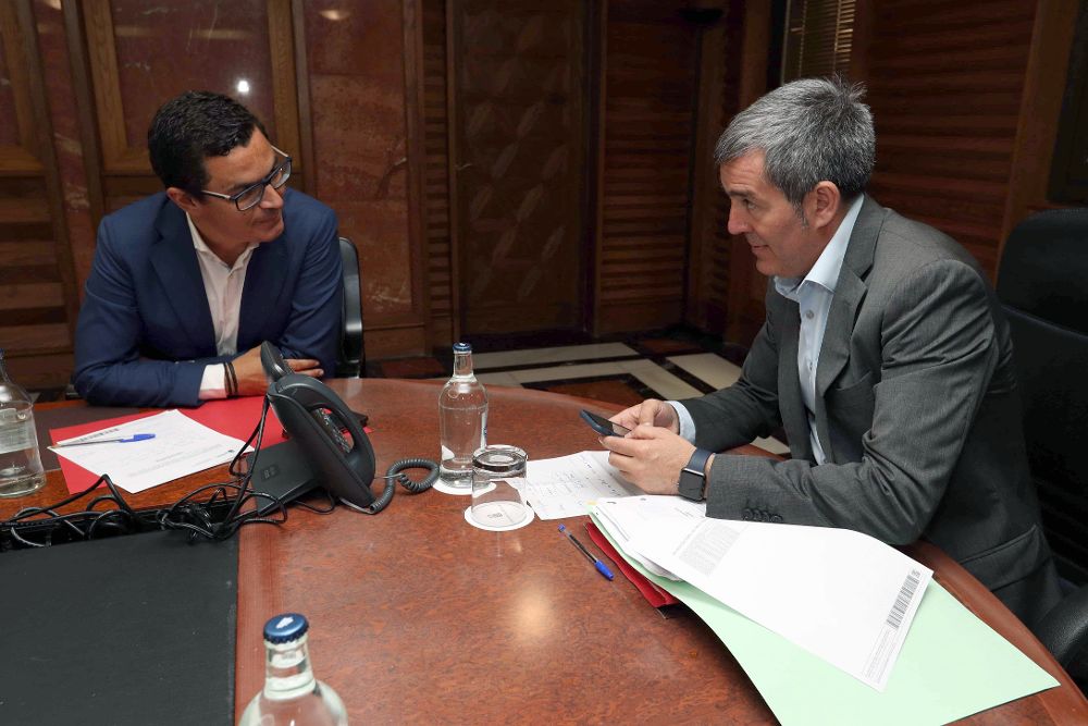 El presidente de Canarias, Fernando Clavijo (d) y el vicepresidente, Pablo Rodríguez, durante la reunión del Consejo de Gobierno.
