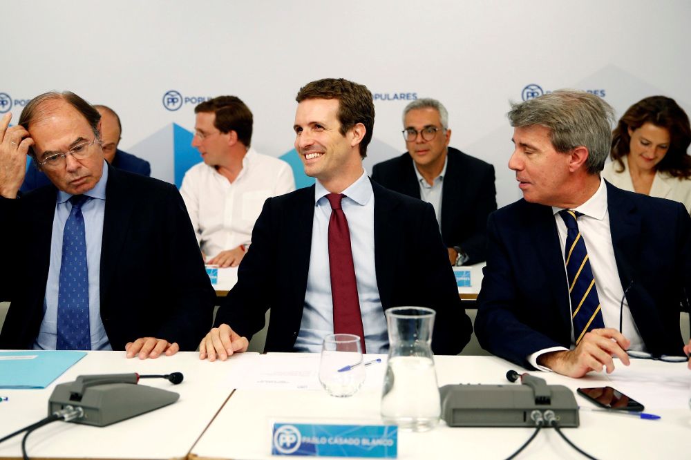 El presidente del Partido Popular, Pablo Casado (c), acompañado por el presidente del Senado, Pío García-Escudero (i) y el presidente de la Comunidad de Madrid, Ángel Garrido (d).