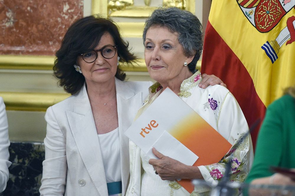 La vicepresidenta del Gobierno y ministra de la Presidencia, Relaciones con las Cortes e Igualdad, Carmen Calvo (i), junto a la nueva administradora de RTVE, Rosa María Mateo (d), durante el acto de toma de posesión de su nuevo cargo.