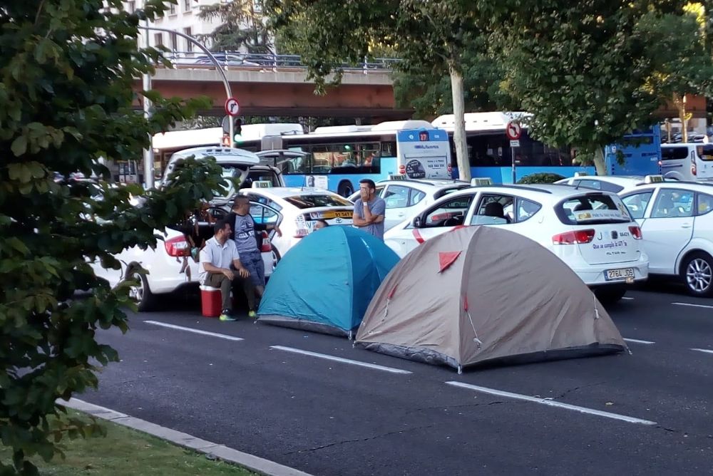 Taxistas acampados en el Paseo de la Castellana en Madrid por la huelga del taxi.