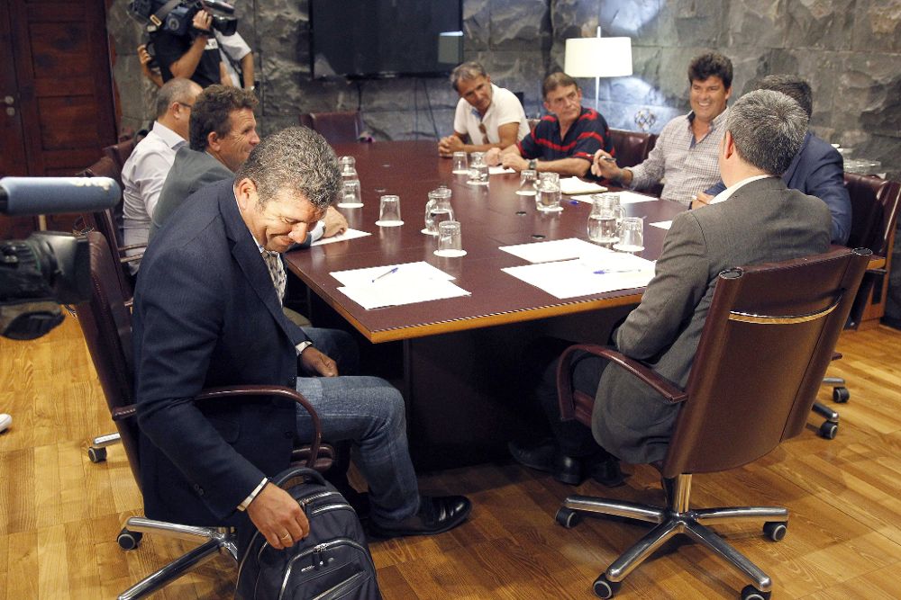 El presidente del Gobierno de Canarias, Fernando Clavijo (d-de espaldas), durante la reunión con representantes de la Federación de Pesca.