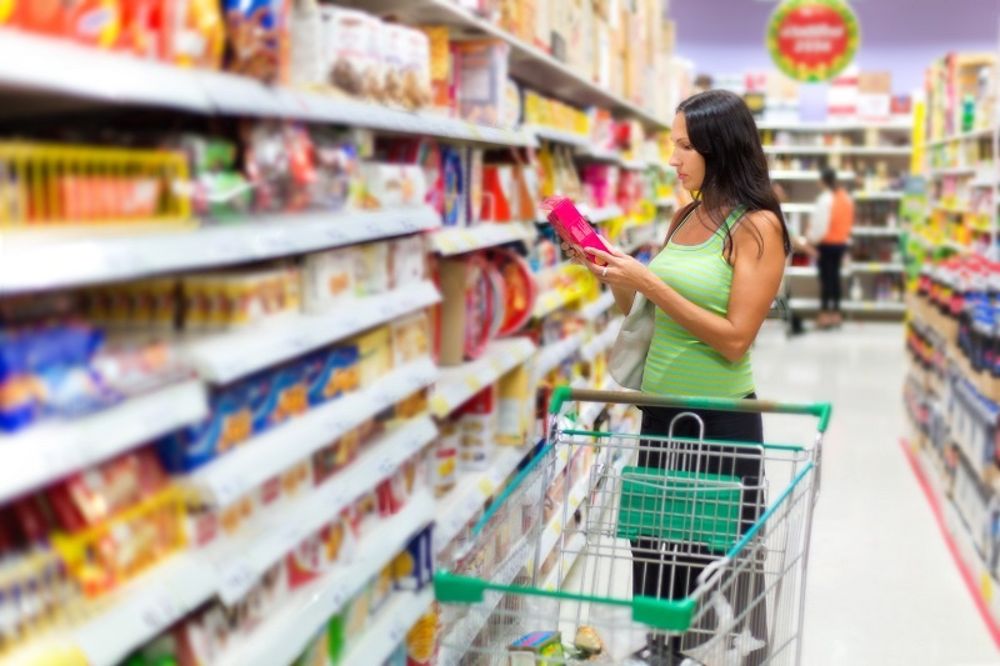 Una mujer haciendo la compra en un supermercado.