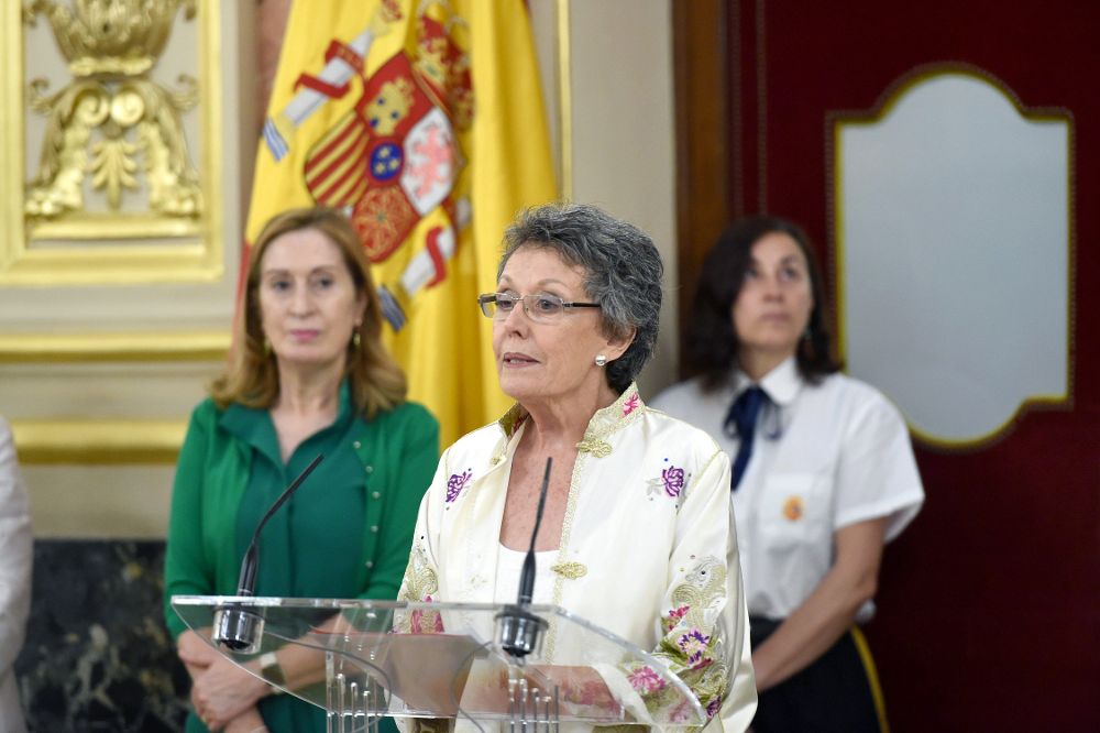 La nueva administradora de RTVE, Rosa María Mateo (c), pronuncia unas palabras durante el acto de toma de posesión.
