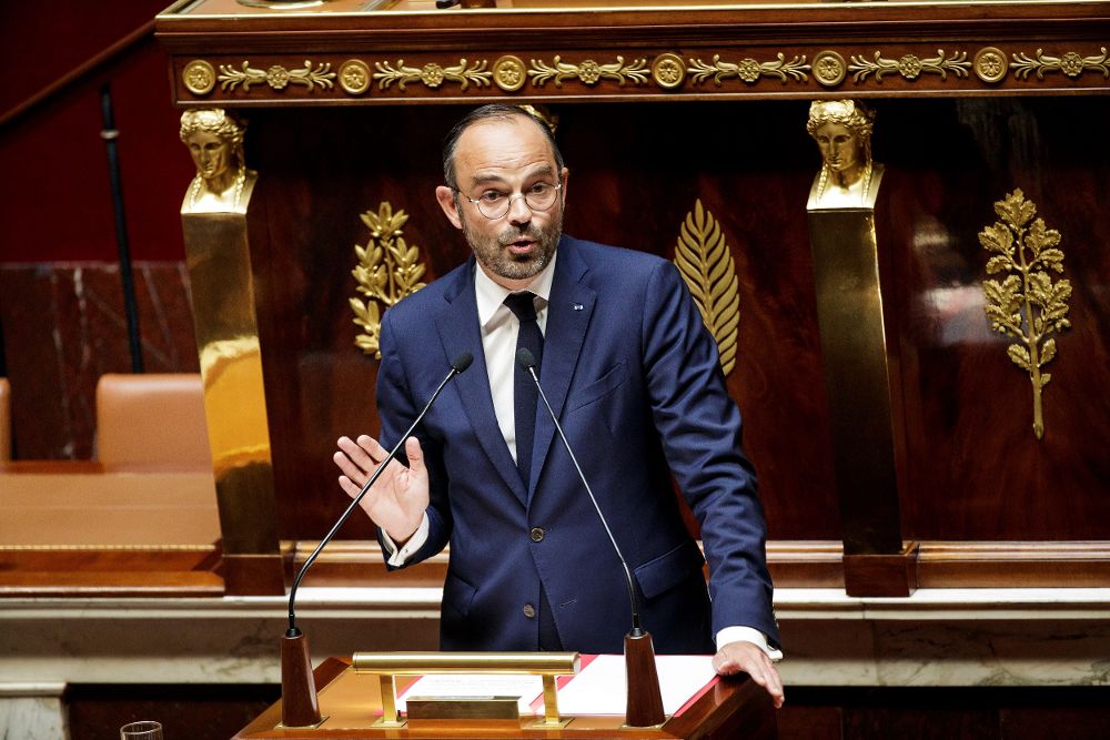 El primer ministro francés, Edouard Philippe, pronuncia un discurso durante un debate de dos mociones de censura contra el gobierno francés en la Asamblea Nacional.
