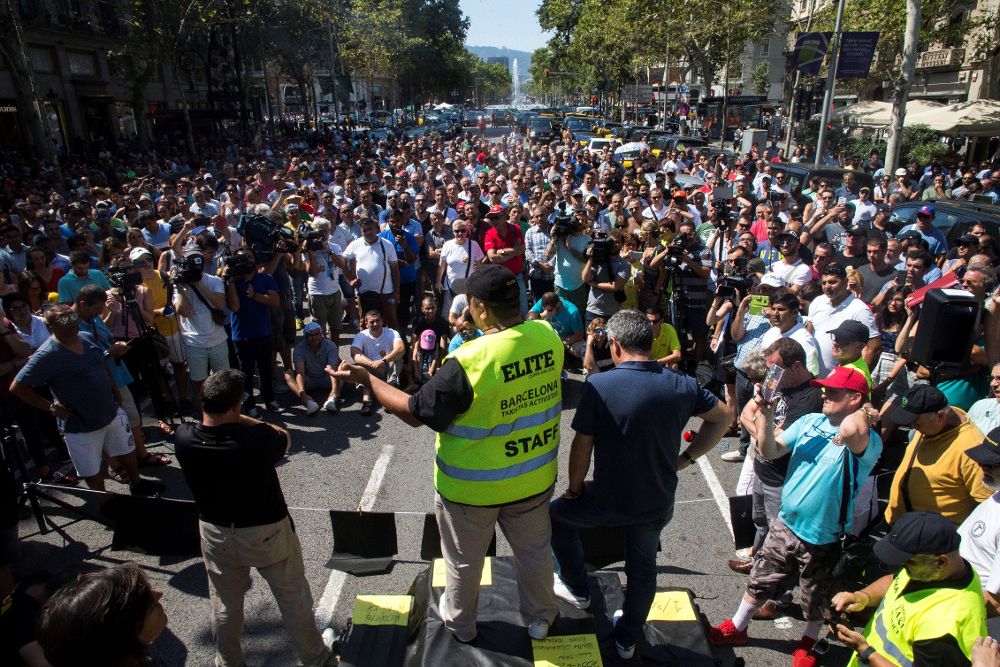 Representantes de los taxistas de Barcelona comunican en asamblea a sus compañeros los acuerdos alcanzados y las acciones a seguir tras las reuniones con Fomento y la Generalitat.